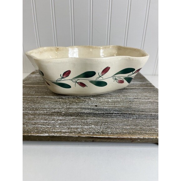 Vintage Scalloped‎ Planter with Rose Buds and Green Leaf Vine Pattern - Picture 4 of 7